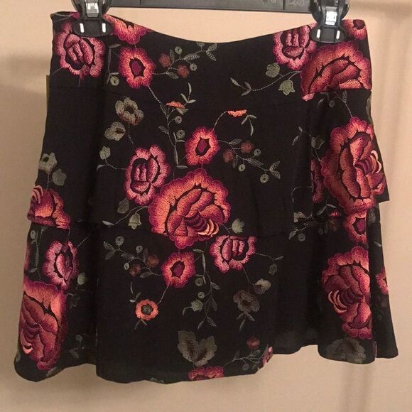NWT Gianni Bini Embroidered Floral Skirt - Size 8 - Picture 1 of 8